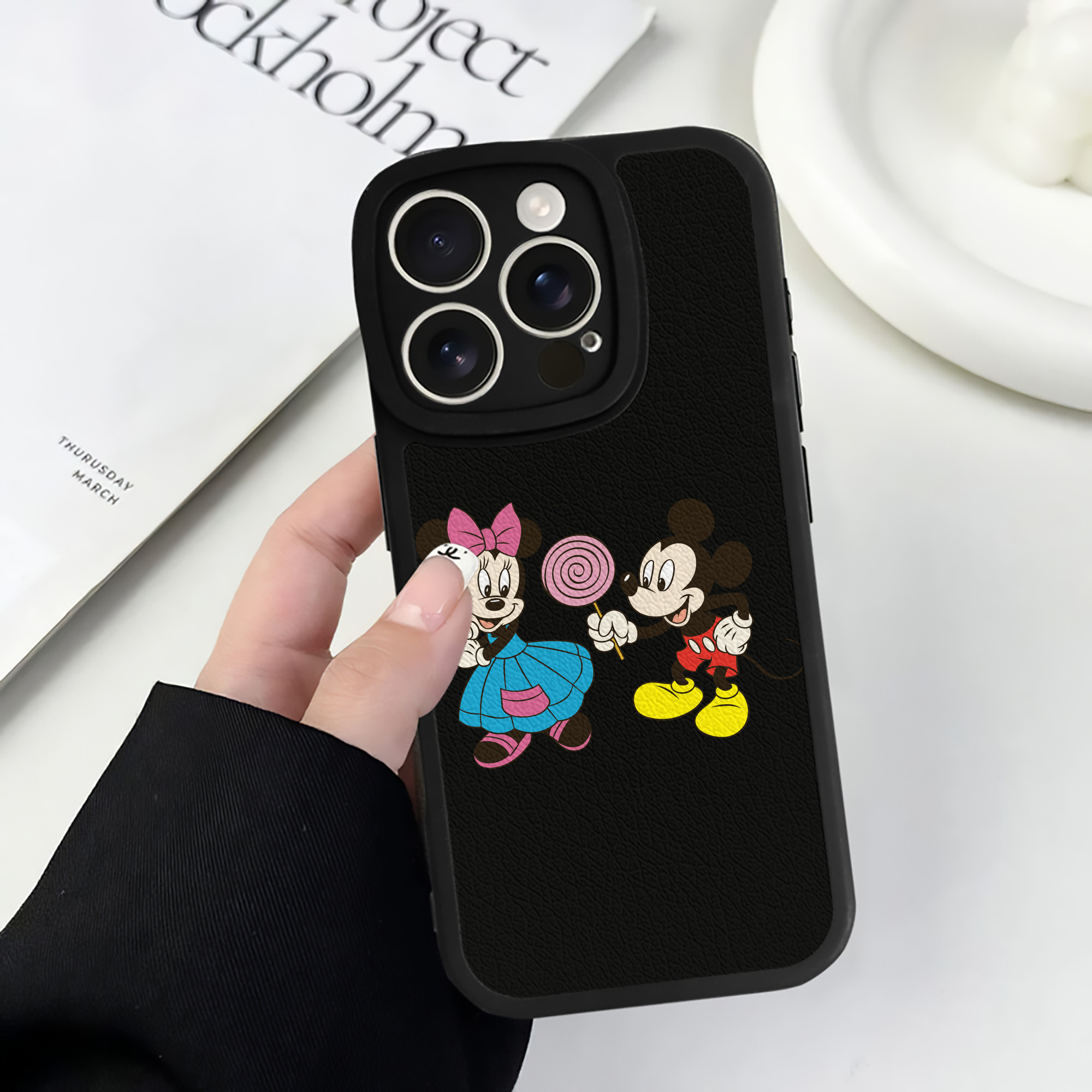 （画像用） ミッキーマウス Mickey Mouse 【iPhone 16シリーズ対応】シリコンスマホケース（レザー調） 材質：シリコン